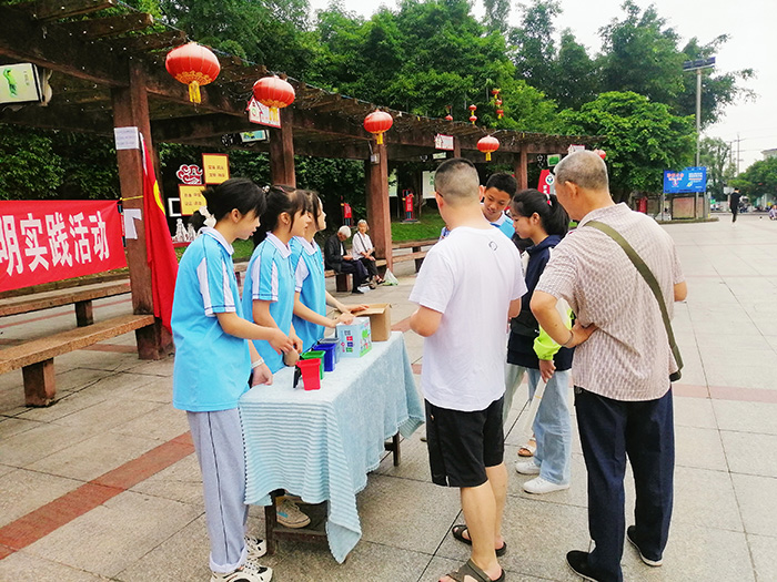 同学们在向居民宣传垃圾分类知识 (2).jpg