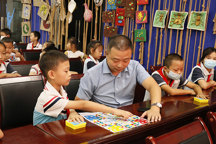 同孩子玩飞行棋.JPG