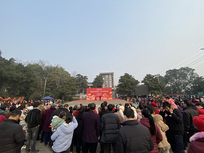 沿滩镇区委广场01.jpg
