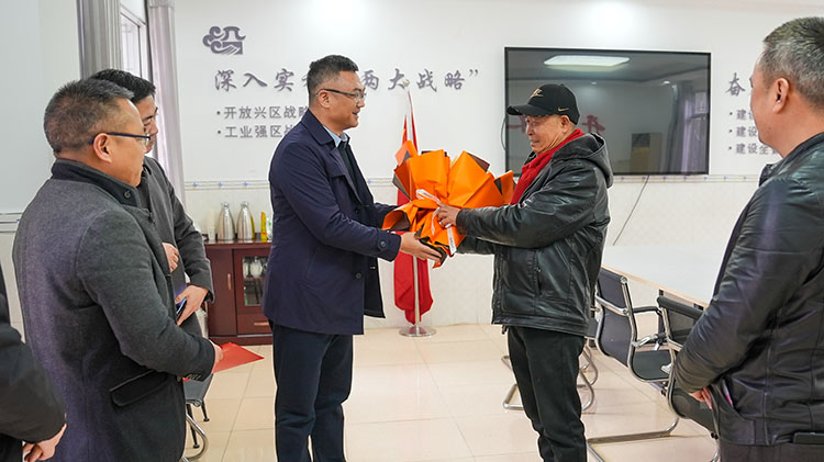 01-区委书记刘军看望慰问见义勇为先进个人徐宏明.jpg