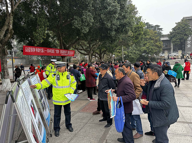 03-区交警大队开展交通安全宣传.jpg