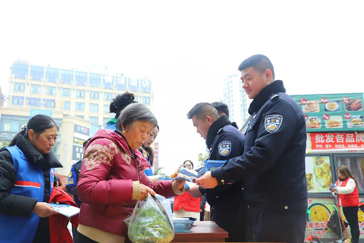 05-区公安分局向市民进行反诈宣传，普及法律知识.jpg