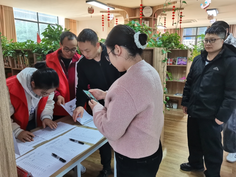 1764317713700653.jpg 参加志愿服务活动.jpg